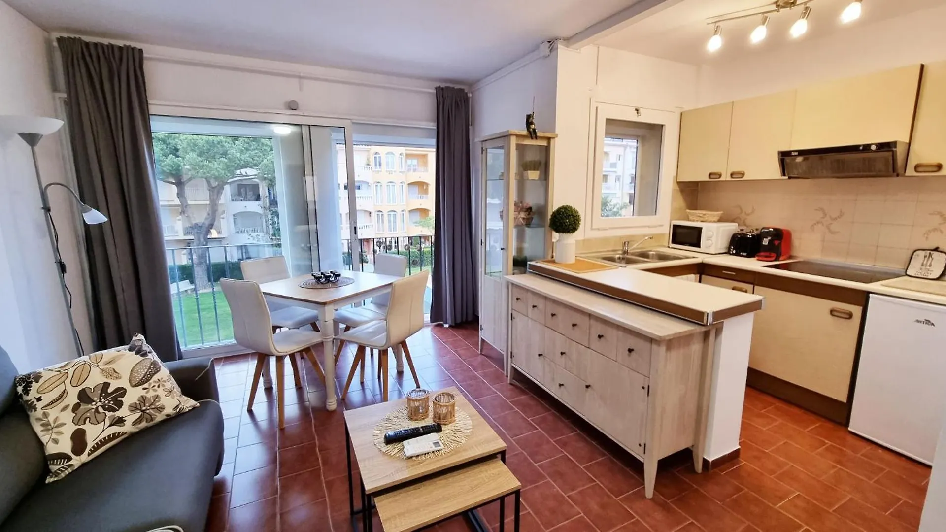 Apartamento A 200 M De La Playa Con Vista A La Piscina Y Parking Cubierto Gratuito Empuriabrava 0*,  Spanje